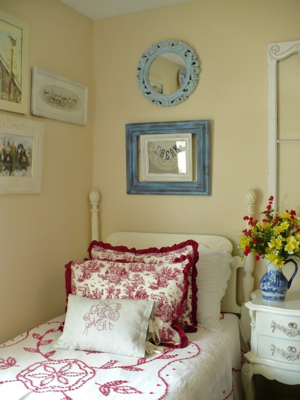 Designing a Harmonious Red and Blue Bedroom for Ultimate Relaxation