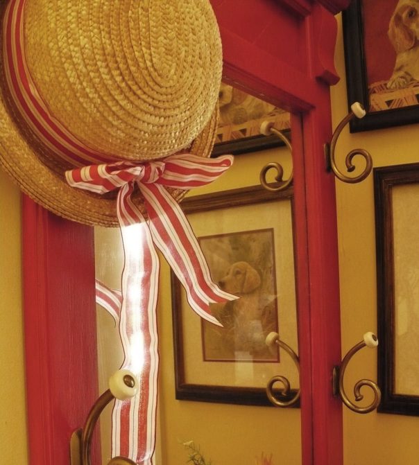 straw hat with ribbon -foyer
