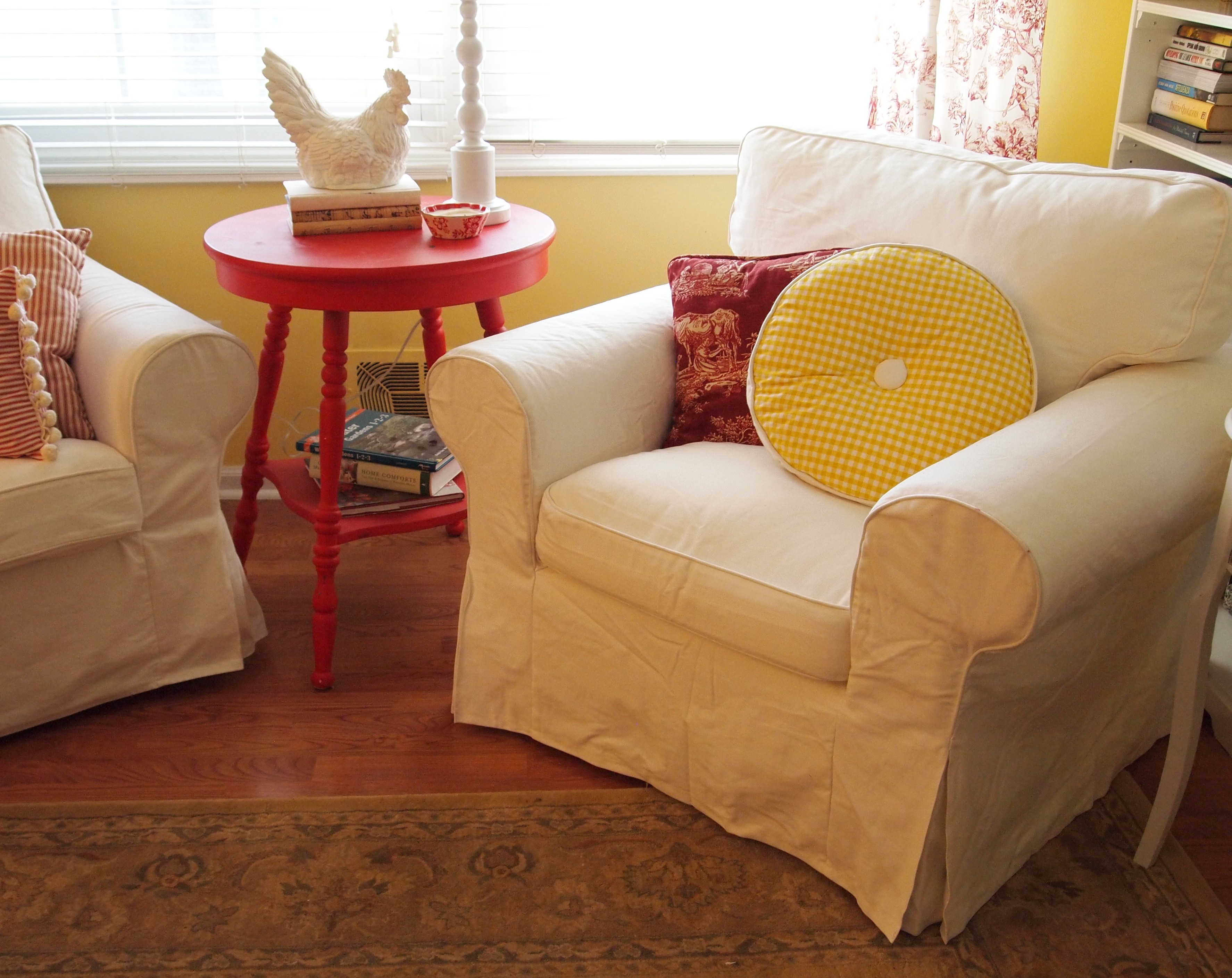 white slipcover chairs living room