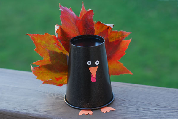 Free Thanksgiving Printables - Free Thanksgiving printables! Need some ideas to keep the kids busy on Thanksgiving? Or maybe a quick little something for your Thanksgiving home decor? #ACultivatedNest