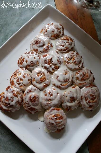 Christmas tree made from cinnamon rolls | Easy Christmas Breakfast Ideas