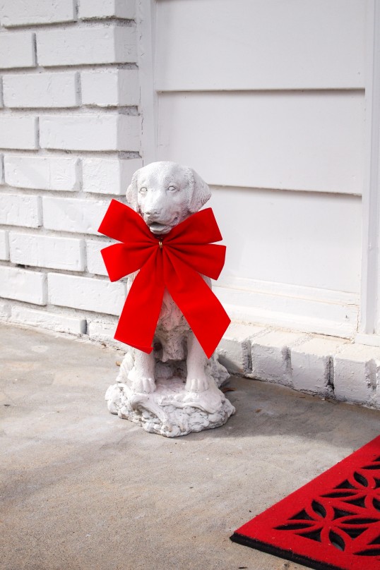 retriever statue with Christmas bow