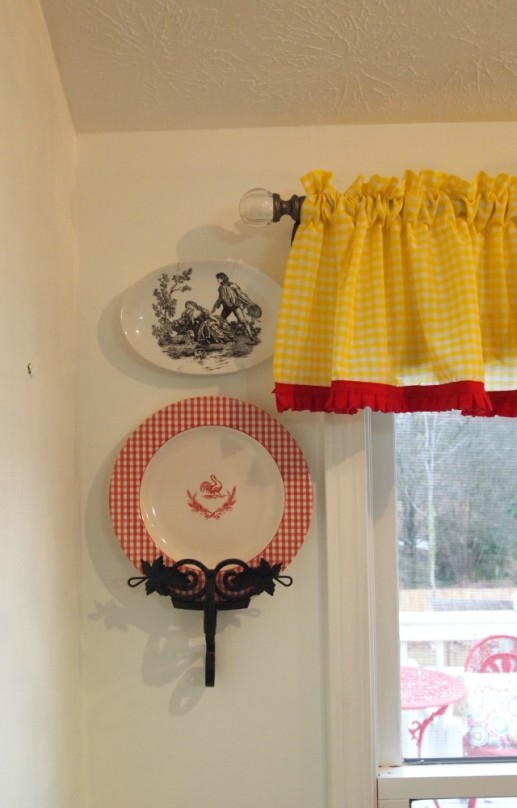 gingham & rooster plate