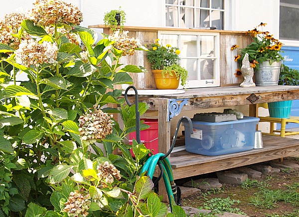 Having a potting bench makes working in the garden so much easier and more organized. Here's a great collection of DIY potting bench ideas.