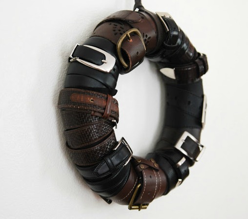 Ideas for repurposing old belts - decorate with a upcycled belt wreath