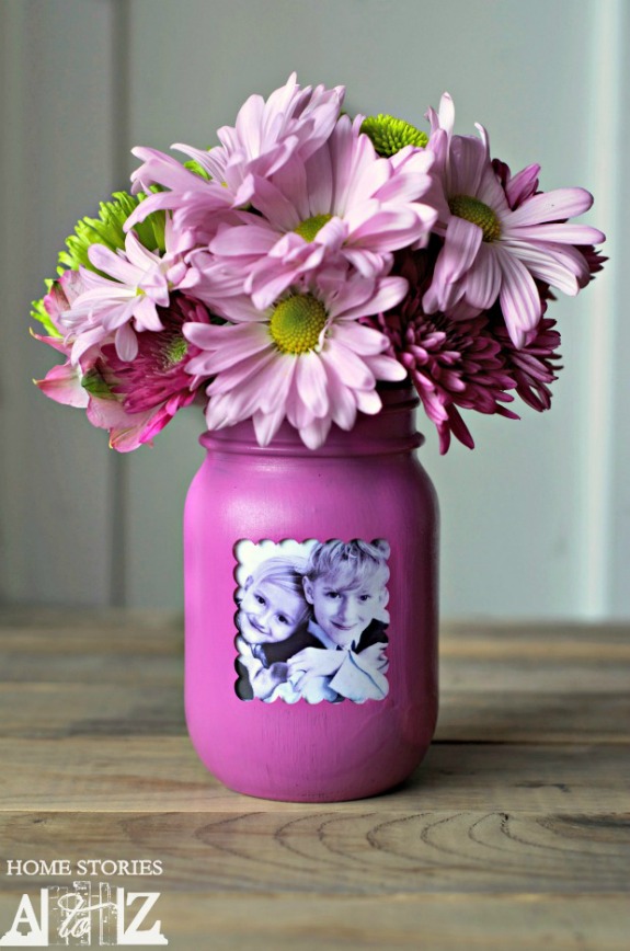 Mason Jar Picture Frame Vase- Forget the lines this year, these 10 Pretty Mother's Day Gifts Using Jars will warm mom's heart. They're easy to make, and are gifts she's sure to love! | Mother's Day gift ideas, #mothersDay #diyGifts #homemadeGifts #masonJarGifts #ACultivatedNest