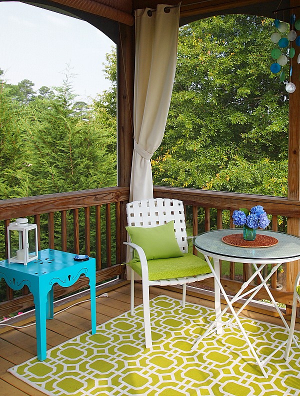 Green geometric indoor/outdoor rug
