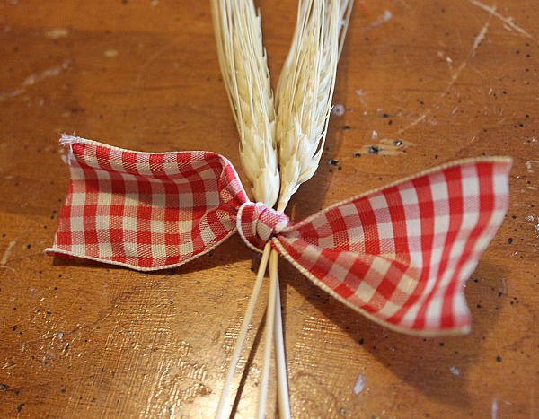 DIY Fall Napkin Ring Tutorial - making the wheat topper