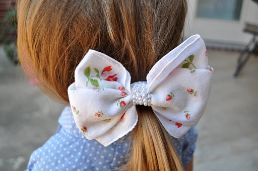 Cute Vintage Handkerchief Hair Bow Craft- Found some pretty old hankies? Don't keep them stored away! Instead, check out these 10 awesome ways to repurpose vintage hankies! #repurpose #upcycle #diy #sewing #recycle #reuse #sewingProject #diyProject #craft #vintage