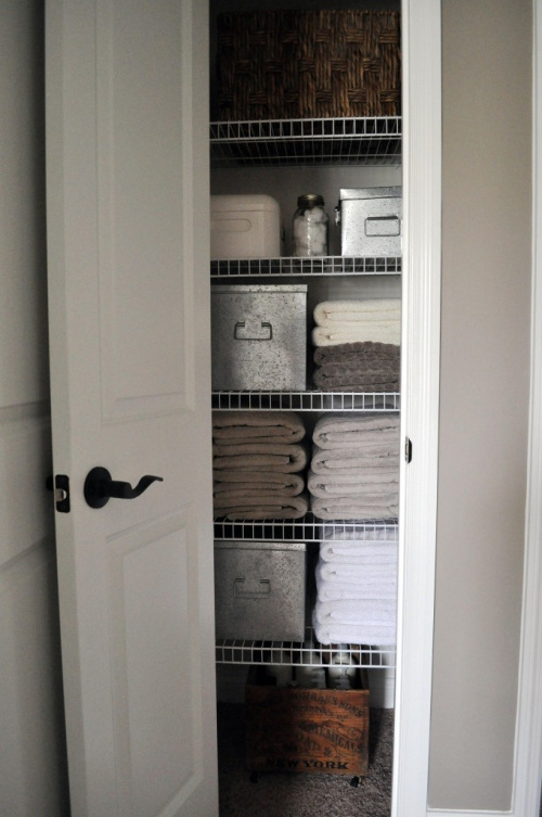 Organizing Your Linen Closet - Organizing your linen closet is easy with these fantastic ideas! Organize your sheets, towels, etc. Lots of great info for organizing that tiny space. | #ACultivatedNest