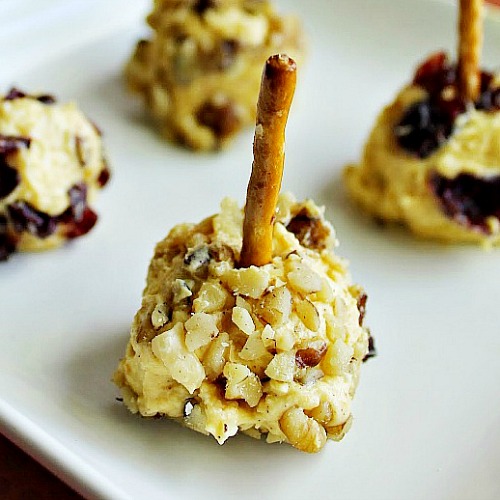 Mini Pumpkin Pie Cheese Ball Bites- These mini pumpkin pie cheese ball bites are a quick, easy, and inexpensive no-bake party appetizer that's perfect for fall! | no bake recipe, quick appetizer ideas, fall cheese recipes, autumn appetizers, #appetizer #noBake #ACultivatedNest