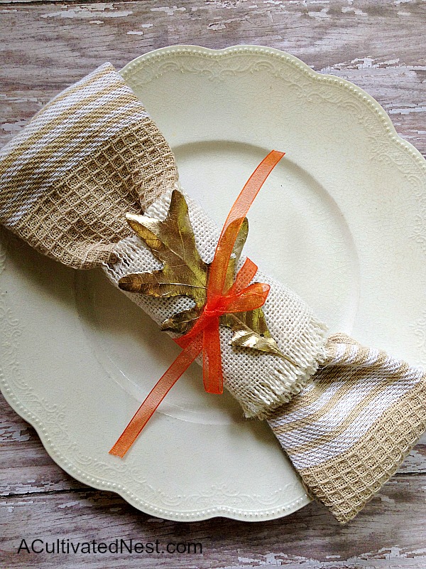 Sweet & Simple Fall Napkin Ring. Love the elegance of gold against the rustic burlap. So pretty and easy to make!