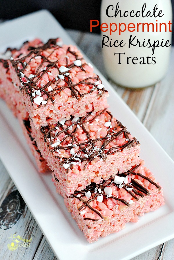 Super easy holiday dessert that everyone will love! Chocolate peppermint rice krispie treats - the combination of peppermint & chocolate is so yummy! Holiday desserts, Rice Krispie Treats, peppermint desserts| #desserts #ricekrispietreats