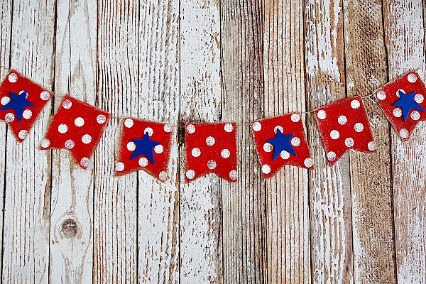 20 Creative Patriotic DIY Home Decor Projects- It's easy to add a patriotic touch to your home for Memorial Day, the Fourth of July, or just because. All you need to do is make one of these 15 patriotic DIY Home Decor Projects! There are so many great red, white, and blue projects to choose from! | #FourthOfJuly #MemorialDay #DIYProjects #craft #DIY #patriotic #homeDecor #decor