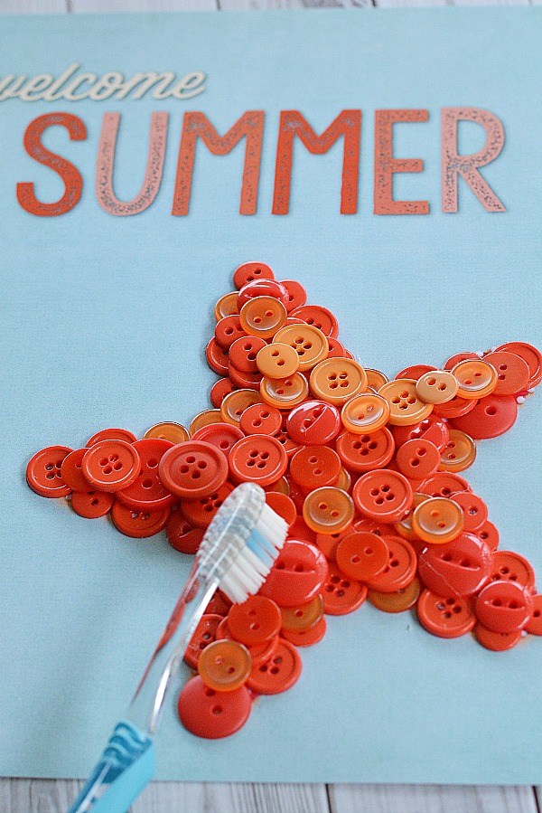 Starfish Welcome Summer Button Craft- Removing glue | #freePrintable #diy #craft #summer #printable #decor #wallArt #buttonCraft #kidsCraft