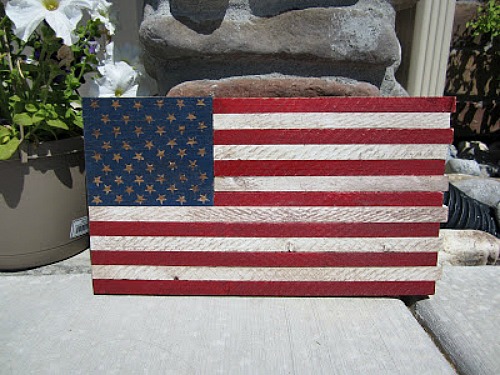 20 Cute Patriotic Outdoor DIY Decorations- These cute DIY patriotic outdoor decorations ideas will turn your ordinary yard or front porch into the festive place to be! | Fourth of July decorations, Memorial Day decorations, flag themed décor #FourthOfJuly #MemorialDay #DIY #patrioticDecor #ACultivatedNest