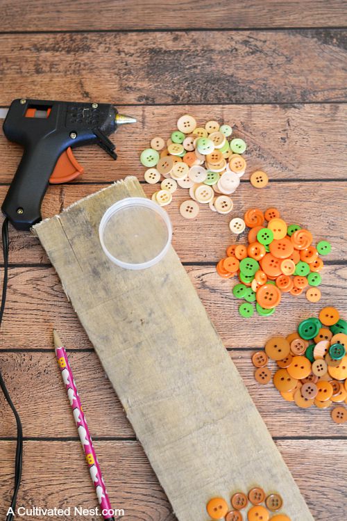 Easy Pumpkin Button Craft- It can be easy to make cute DIY fall decor for your home! If you're looking for a cute fall decor project, you have to try this easy ombre pumpkin button craft! | #DIY #craft #fall #pumpkins #decor #buttons #buttonCraft #wallArt #autumn #ACultivatedNest