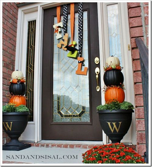 Fall Wreath and Front Porch- Unsure how to decorate your front porch for autumn? Take a look at these 15 fabulous fall front porch ideas and be inspired! | #fall #porchDecor #decorating #fallDecor #ACultivatedNest