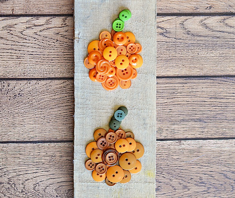 DIY Pumpkin Button Craft- It can be easy to make cute DIY fall decor for your home! If you're looking for a cute fall decor project, you have to try this easy ombre pumpkin button craft! | #DIY #craft #fall #pumpkins #decor #buttons #buttonCraft #wallArt #autumn #ACultivatedNest