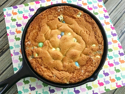 Easter Cast Iron Skillet Cookie- Need to make a lot of Easter dessert fast? You should make this easy (and super delicious) cast iron skillet Easter cookie! | big cookie recipe, spring dessert recipe ideas, cast iron skillet baking, cast iron skillet cooking, Easter dessert for party, Easter dessert for crow, #dessert #Easter #cookie #ACultivatedNest