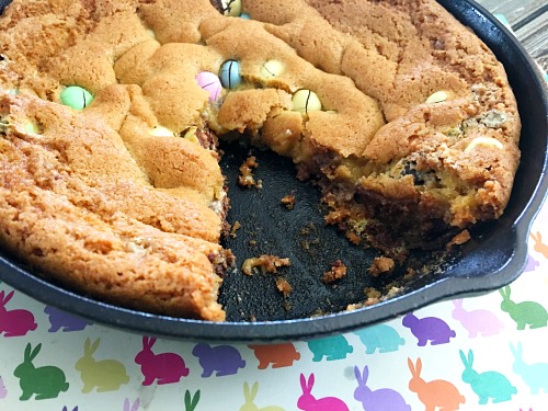 Cast Iron Skillet Easter Cookie- Need to make a lot of Easter dessert fast? You should make this easy (and super delicious) cast iron skillet Easter cookie! | big cookie recipe, spring dessert recipe ideas, cast iron skillet baking, cast iron skillet cooking, Easter dessert for party, Easter dessert for crow, #dessert #Easter #cookie #ACultivatedNest