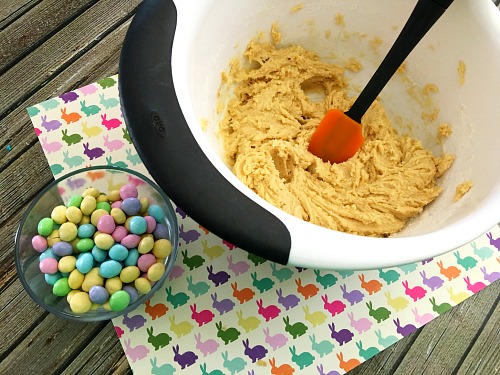Spring Dessert Recipe: Cast Iron Skillet Easter Cookie- Need to make a lot of Easter dessert fast? You should make this easy (and super delicious) cast iron skillet Easter cookie! | big cookie recipe, spring dessert recipe ideas, cast iron skillet baking, cast iron skillet cooking, Easter dessert for party, Easter dessert for crow, #dessert #Easter #cookie #ACultivatedNest