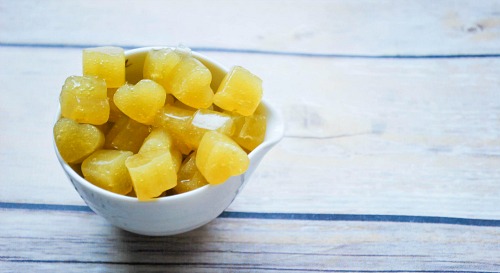 Homemade Fruit Snacks- If your kids love fruit snacks, but you'd rather they didn't eat dyes and artificial flavors, then you need to make your own tasty homemade fruit snacks! | recipe, candy, dessert, treat, homemade snack recipe, healthy eating, make your own fruit snacks