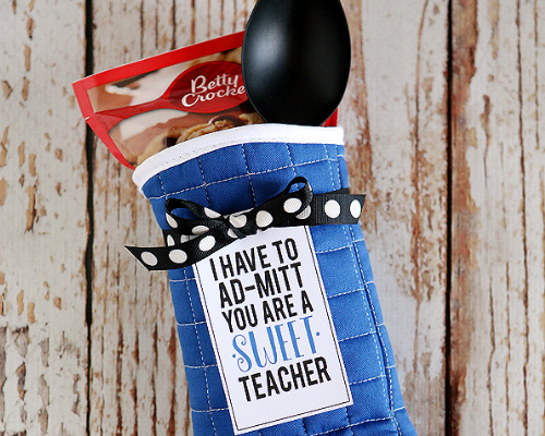 12 Brilliant DIY Teacher Gifts- If you want to thank your kids' teachers at the end of the school year or start the year off with a nice present, then you have to make one of these DIY gifts for teachers! | #DIYgift #homemadeGift #backToSchool #teacherGifts #ACultivatedNest