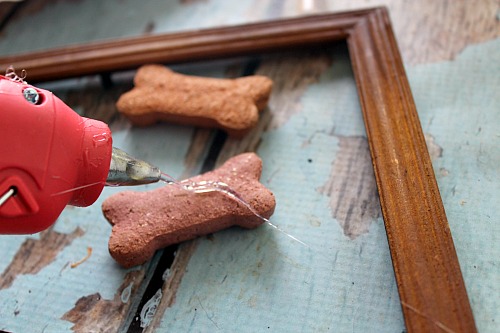 What better way to treasure your pet than with a cute picture in an equally cute frame! Make this DIY dog bone frame to display your adorable dog's photo!