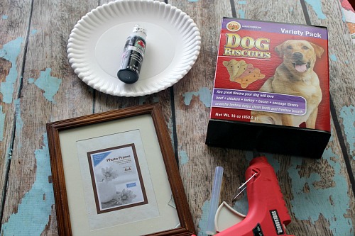 What better way to treasure your pet than with a cute picture in an equally cute frame! Make this DIY dog bone frame to display your adorable dog's photo!