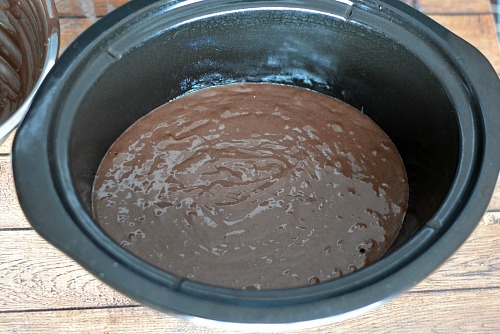 Do you love to get a molten chocolate lava cake when you eat out? Have that yummy dessert at home with this slow cooker chocolate lava cake recipe!