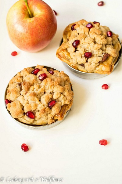 Mason Jar Lid Apple Crumble Pies- If you've never tried making Mason jar lid desserts, then you're missing out! They're delicious, and the perfect size for party treats!