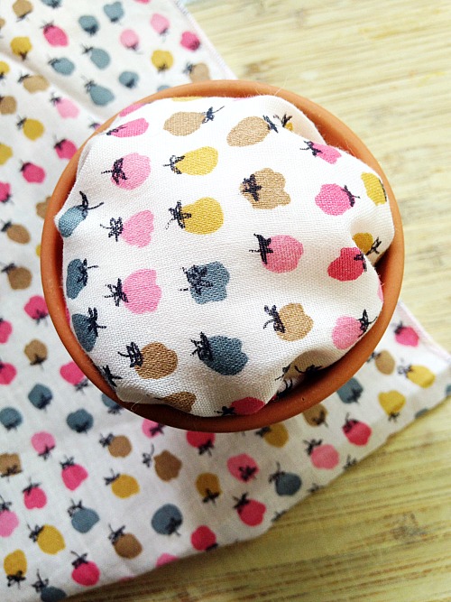 Want a stylish yet organized sewing area? Keep your pins and needles organized with this cute flower pot pin cushion craft!