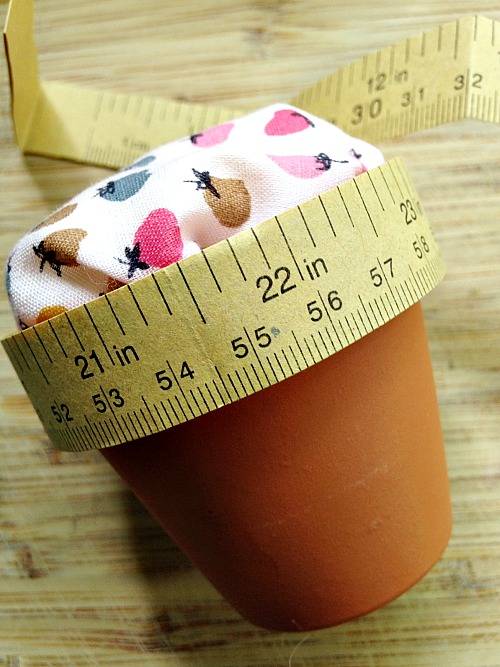 Want a stylish yet organized sewing area? Keep your pins and needles organized with this cute flower pot pin cushion craft!