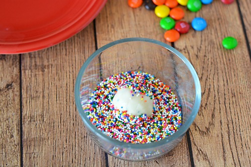 Want a quick, easy and tasty dessert for a party or after-school snack? Then you've got to make a batch of these no-bake rainbow bites!