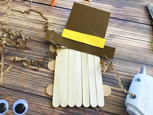 Scarecrow Popsicle Stick Fall Craft for Kids- This scarecrow popsicle stick craft is a fun and inexpensive kids craft that's perfect for fall! It would also tie in well with reading the Wizard of Oz in your homeschool! | fall, autumn, fall kids activities, what to make with craft sticks, kids DIY projects, #kidsCraft #kidsActivities