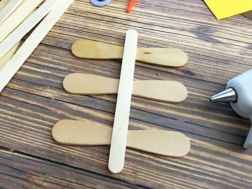 Scarecrow Popsicle Stick Kids Craft- This scarecrow popsicle stick craft is a fun and inexpensive kids craft that's perfect for fall! It would also tie in well with reading the Wizard of Oz in your homeschool! | fall, autumn, fall kids activities, what to make with craft sticks, kids DIY projects, #kidsCraft #kidsActivities