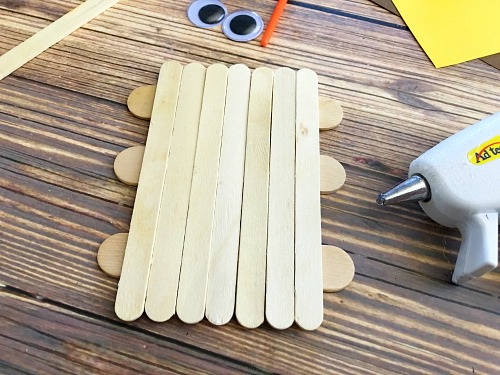 Scarecrow Popsicle Stick Fall Kids Craft- This scarecrow popsicle stick craft is a fun and inexpensive kids craft that's perfect for fall! It would also tie in well with reading the Wizard of Oz in your homeschool! | fall, autumn, fall kids activities, what to make with craft sticks, kids DIY projects, #kidsCraft #kidsActivities