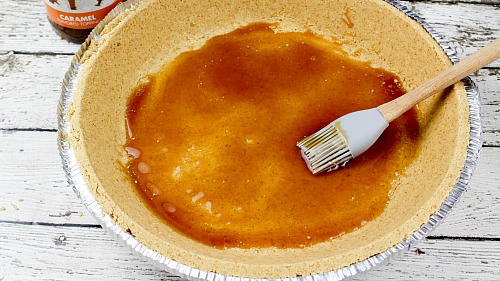 Make preparing for Thanksgiving less stressful with this easy no-bake turtle pumpkin pie! It's quick to put together, but tastes delicious!