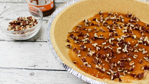 Make preparing for Thanksgiving less stressful with this easy no-bake turtle pumpkin pie! It's quick to put together, but tastes delicious!