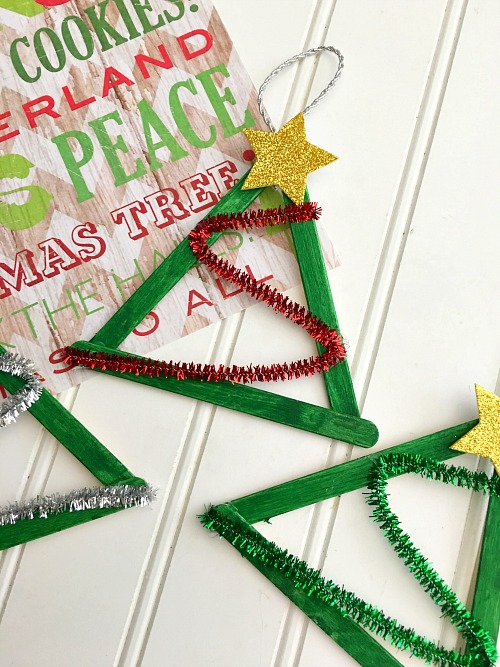 This Christmas tree popsicle stick craft is an easy and fun DIY Christmas ornament project! It's a great holiday activity for kids of all ages! | Christmas craft, homemade Christmas ornament, ornament craft, Christmas kids craft