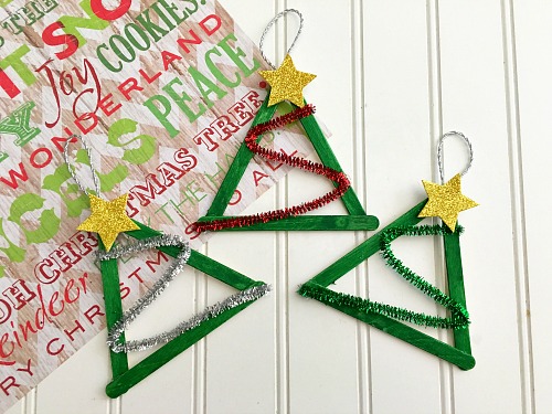 This Christmas tree popsicle stick craft is an easy and fun DIY Christmas ornament project! It's a great holiday activity for kids of all ages! | Christmas craft, homemade Christmas ornament, ornament craft, Christmas kids craft