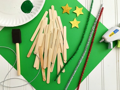 This Christmas tree popsicle stick craft is an easy and fun DIY Christmas ornament project! It's a great holiday activity for kids of all ages! | Christmas craft, homemade Christmas ornament, ornament craft, Christmas kids craft