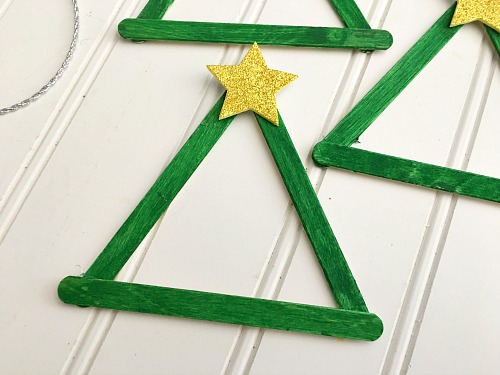 This Christmas tree popsicle stick craft is an easy and fun DIY Christmas ornament project! It's a great holiday activity for kids of all ages! | Christmas craft, homemade Christmas ornament, ornament craft, Christmas kids craft