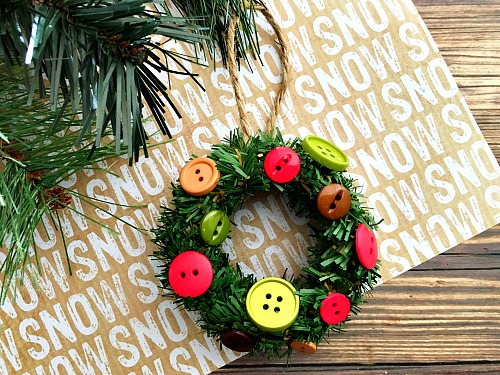 Want to make a fun DIY Christmas tree ornament with your kids? Then you have to put together this cute mini Mason jar lid ring wreath ornament! | Christmas craft, holiday DIY, mini wreath ornament