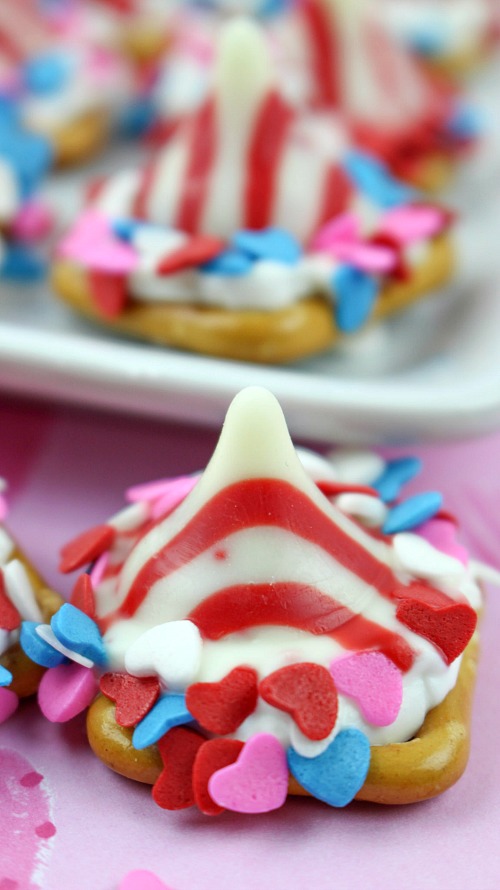 These peppermint pretzel kisses make wonderful party treats or a great food gift! They're quick and easy to make, and are full of chocolate and peppermint flavor! | recipe, dessert, snack, crunchy, homemade