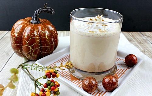 Pumpkin Spice Mudslide- Want an easy, homemade alcoholic drink recipe to serve to your guests at a party or Thanksgiving dinner? Then you have make this pumpkin spice mudslide! | drink recipe, fall drink, homemade drink