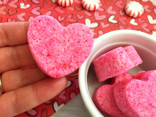 Heart-Shaped Bath Bombs- These cute DIY heart-shaped bath bombs would make lovely gifts for Valentine's Day, Mother's Day, or birthdays! And they're so quick and easy to make! | pink, homemade, handmade, homemade gift, handmade Christmas gift, handmade Valentine's Day gift, homemade beauty product, DIY beauty, #diy, #ValentinesDay #bathBomb #beauty