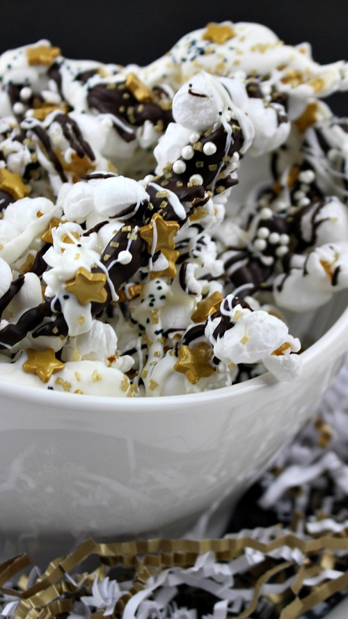 New Year's Eve Popcorn- This New Year's Eve popcorn is an easy (and yummy) party dessert! The combo of crunchy popcorn, sweet chocolate, and pretty sprinkles makes for a great treat! | New Year's food, appetizer, party food, snack, New Year's Eve dessert, gold, stars, quick recipe, fast appetizer recipe