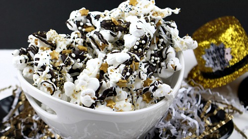 New Year's Eve Popcorn- This New Year's Eve popcorn is an easy (and yummy) party dessert! The combo of crunchy popcorn, sweet chocolate, and pretty sprinkles makes for a great treat! | New Year's food, appetizer, party food, snack, New Year's Eve dessert, gold, stars, quick recipe, fast appetizer recipe